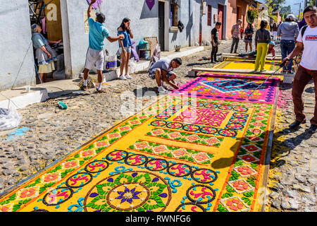 Antigua, Guatemala - 11. März 2018: Die gefärbten Sägespänen Fastenzeit Teppich in der Stadt mit dem berühmtesten Feierlichkeiten zur Karwoche in Lateinamerika Stockfoto