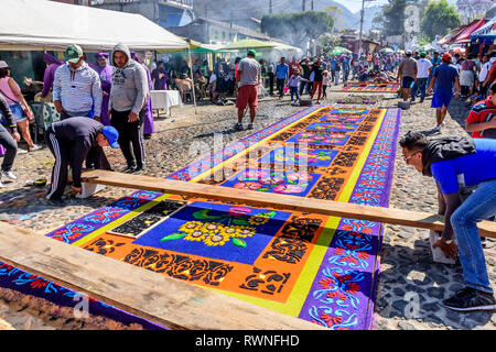 Antigua, Guatemala - 11. März 2018: Die gefärbten Sägespänen Fastenzeit Teppiche in der Stadt mit dem berühmtesten Feierlichkeiten zur Karwoche in Lateinamerika Stockfoto