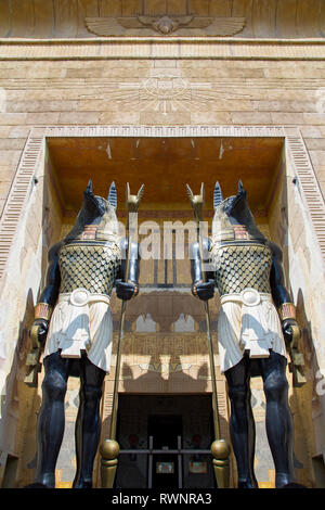 Statuen der ägyptischen Gott Anubis - Gott des Jenseits. Zwei riesige Statuen der ägyptischen Gott Anubis, der Gott des Jenseits mit Schlagstöcken in der Hand Stockfoto