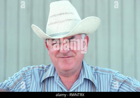 Reifer Mann mit Kamera tragen einen Cowboyhut, USA Stockfoto