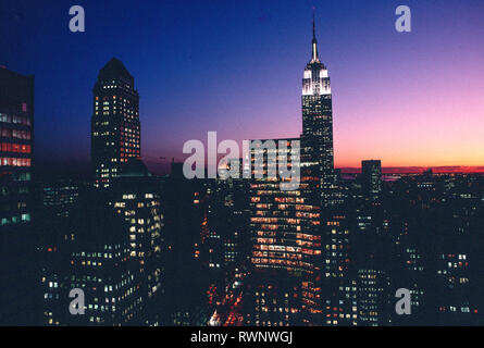 1990 s Dämmerung Skyline von Manhattan, New York, USA Stockfoto