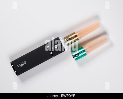 Vype ePen Nikotin Dispenser und Kappen Stockfoto