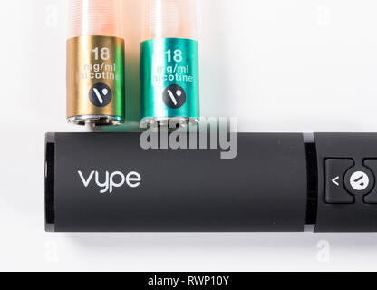 Vype ePen Nikotin Dispenser und Kappen Stockfoto