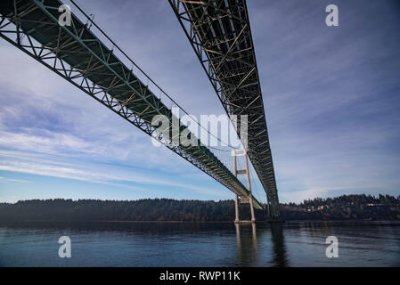 Die Tacoma Narrows Brücken von der Wasseroberfläche, Blick nach Westen in Richtung Point Fosdick. Die Brücken erstrecken sich über einen Teil des Puget Sound und... Stockfoto