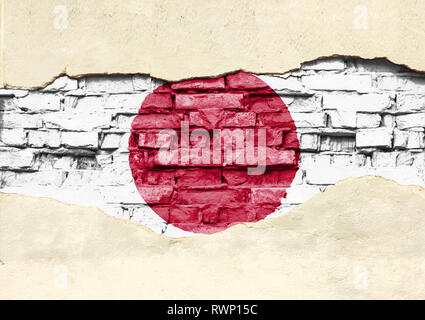 Die nationalflagge von Japan auf einem Stein Hintergrund. Mauer mit teilweise zerstört Gips, Hintergrund oder Textur. Stockfoto