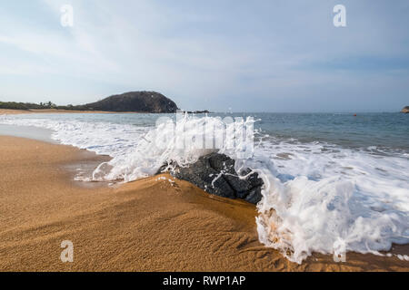 Wellen, die an einem Strand mit goldenem Sand, Huatulco, Oaxaca, Mexiko Stockfoto