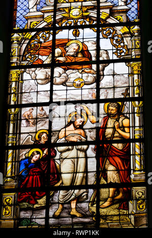 Glasmalerei Kirche Fenster von Christi Taufe; Brüssel, Belgien Stockfoto