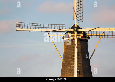 Alte Windmühle aus Holz mit warmen Abendlicht und blauer Himmel, Leiden, Niederlande Stockfoto