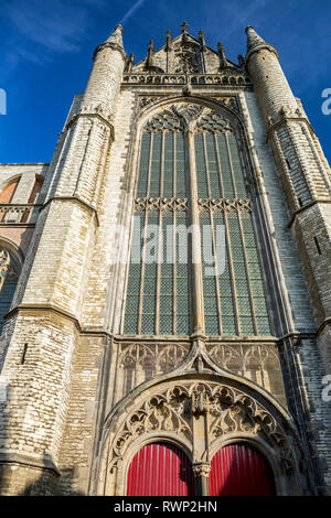 Zu Hooglandse Kerk Kirche vorne mit runden Türmen und blauer Himmel, Leiden, Niederlande Stockfoto