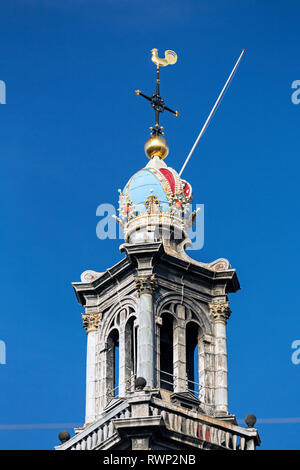 In der Nähe der Westerkerk Kirchturm mit dekorativen Krone und Goldenen Hahn auf der Oberseite; Amsterdam, Niederlande Stockfoto