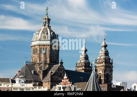 Großen gewölbten Turm der Basilika des Heiligen Nikolaus mit zwei weitere Türme blauer Himmel und Wolken; Amsterdam, Niederlande Stockfoto