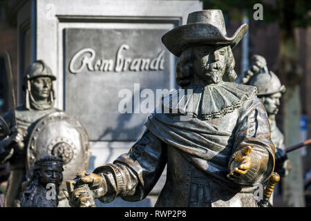 Nahaufnahme einer Bronzestatue von Rembrandt in City Square (Wächter der Nacht); Amsterdam, Niederlande Stockfoto