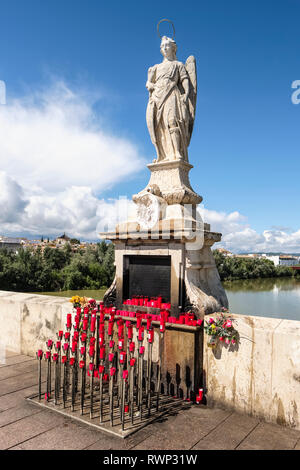 Statue des Erzengels San Rafael, ca.2680, auf der Puente Romano, Römische Brücke über den Fluss Guadalquivir; Cordoba, Andalusien, Spanien Stockfoto