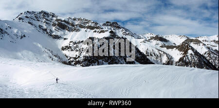 Schneeschuhwandern auf Crête de Curlet in der Nähe von St Véran, Parc Regional du Queyras, Französische Alpen Stockfoto