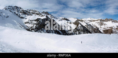 Schneeschuhwandern auf Crête de Curlet in der Nähe von St Véran, Parc Regional du Queyras, Französische Alpen Stockfoto