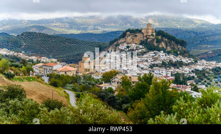 Ruinen einer maurischen Burg auf einem Hügel mit Häusern Füllen der Hügel und Olivenhaine in den sanften Hügeln; Montefrio, Provinz Granada, Spanien Stockfoto