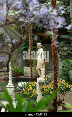 Boston, Massachusetts - März 6, 2019: antike Statue des römischen Göttin (Artemis oder Amazon) in den Isabella Stewart Gardner Museum, Fenway Park, Boston Stockfoto