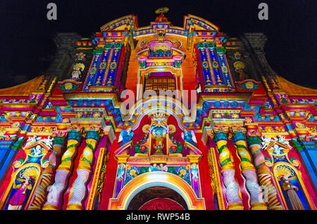 Die barocke Fassade der Jesuitenkirche der Compania de Jesus mit Farben in der historischen Altstadt von Quito, Ecuador beleuchtet. Stockfoto