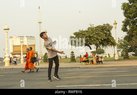Junge Kambodschaner spielen mit Frisbee in Phnom Penh. Stockfoto