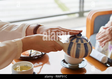 Japanische Frauen in einem traditionellen Hotel Stockfoto