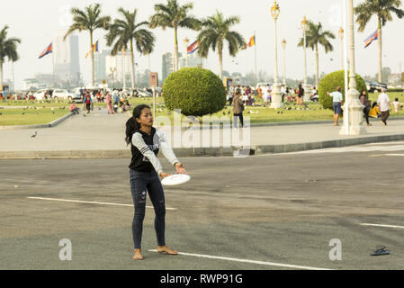 Junge Kambodschaner spielen mit Frisbee in Phnom Penh. Stockfoto