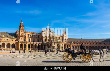 Sevilla, Spanien-Dez 2018: Main Plaza mit Blick auf die zentralen Gebäude in Spanien Square, Maria Luisa Park Stockfoto