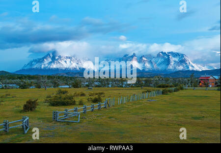 Alle die schneebedeckten Gipfel der Torres del Paine Nationalpark vor Sonnenaufgang, Patagonien, Chile. Stockfoto