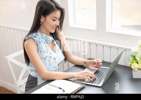 Freelancer business Frau mit Computer, Laptop und Kreditkarte zum Online Einkaufen im Cafe. Stockfoto