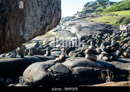 Gestapelte Steine am Strand. Praia Do Santinho, Florianpolis, Brasilien. Genießen Sie den Tag am Strand in einem heissen Tag Erfassen von Details. Stockfoto