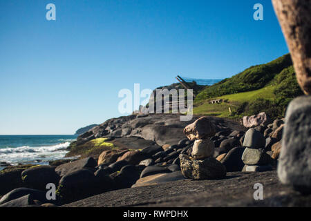 Gestapelte Steine am Strand. Praia Do Santinho, Florianpolis, Brasilien. Genießen Sie den Tag am Strand in einem heissen Tag Erfassen von Details. Stockfoto