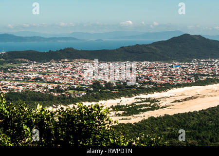 Ansicht von oben in Praia dos Ingleses von Morro das Aranhas, Praia Do Santinho genommen, Florianpolis, Santa Catarina, Brasilien. Stockfoto