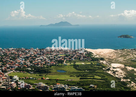 Ansicht von oben in Praia dos Ingleses von Morro das Aranhas, Praia Do Santinho genommen, Florianpolis, Santa Catarina, Brasilien. Stockfoto