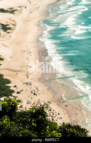 Blick von oben auf die Praia Do Santinho von Morro das Aranhas, Florianpolis, Santa Catarina, Brasilien. Stockfoto