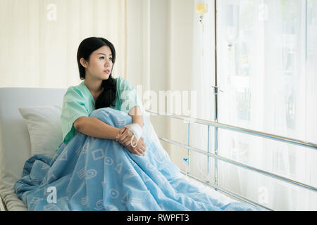 Asiatische stress Patienten Frau suchen draußen vor dem Fenster, Patienten froh ist von der Krankheit erholt. Stockfoto