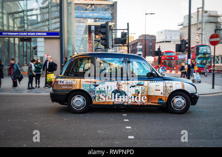 Seitenansicht des Zeichen geschrieben Werbung auf einem schwarzen englischen Taxi in der Oxford Street, London Stockfoto