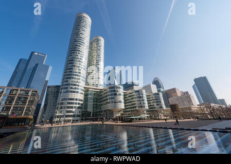 La Defense, Paris, Frankreich, 15. März 2016: Moderne Gebäude und Wolkenkratzer gegen den blauen Himmel in La Defense Business District von Paris. Stockfoto