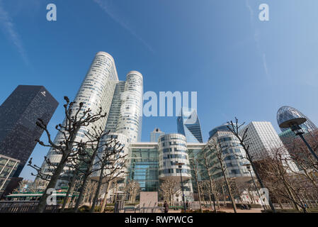 La Defense, Paris, Frankreich, 15. März 2016: Moderne Gebäude und Wolkenkratzer gegen den blauen Himmel in La Defense Business District von Paris. Stockfoto