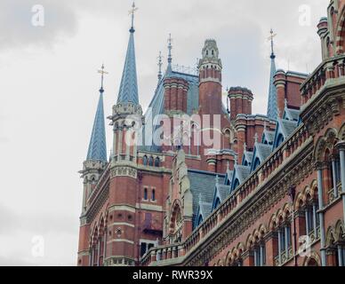 Die ikonischen Backstein Architektur der St. Pancras Bahnhof im Londoner Stadtteil Camden. Stockfoto