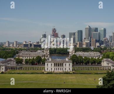 Die Canary Wharf Financial District auf dem gegenüberliegenden Ufer der Themse, als von der alten Royal Naval College in Greenwich, London gesehen. Stockfoto