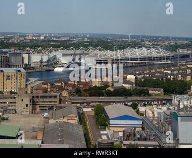 Die Yacht liegt an der Royal Docks günstig, in der Nähe des ExCel Exhibition Centre, wie aus den Emiraten Seilbahn auf der Themse, London, England gesehen. Stockfoto