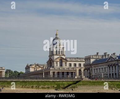 Eine Kuppel des alten Royal Naval College (früher Greenwich Hospital) neben der Themse, Greenwich, London, England. Stockfoto