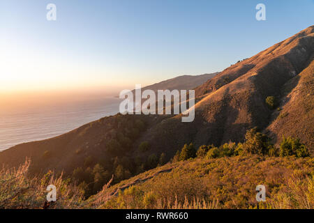 Big Sur, Kalifornien - Aussichtspunkt aus Sonnenuntergang auf den Hügeln entlang der Pazifikküste. Stockfoto