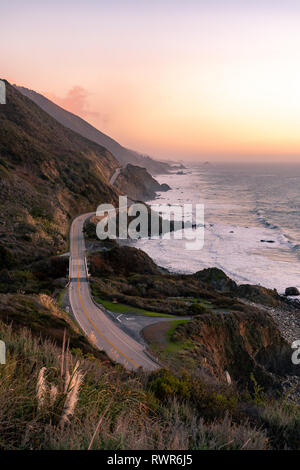 Big Sur, Kalifornien - Vista Blick auf den berühmten Highway One Küstenstraße entlang der Pazifischen Küste bei Sonnenuntergang. Stockfoto