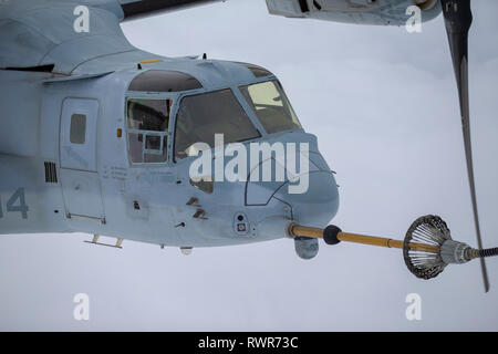 Naval aviators mit Marine Medium Tiltrotor Squadron 262 (Verstärkt) Position B ein MV-22 Osprey Kipprotor-flugzeug während der Luftbetankung mit einer KC-130J Super Hercules aus marinen Antenne Refueler Transport Squadron (VMGR) 152 vor der Küste von Japan, 28.02.2019. Us-Marines mit VMGR-152 bieten eine Vielzahl von Funktionen in der gesamten INDOPACOM Bereich Luftbetankung, Personal- und Cargo Transport und Lieferungen zu gehören. (U.S. Marine Corps Foto von Lance Cpl. Tyler Harmon) Stockfoto