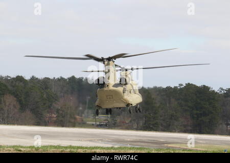 Konkurrenz für den Staat am besten Krieger, den Wettbewerb in einem Chinook Helikopter in Fort Stewart am März 4, 2019 transportiert wurden. Wettbewerber werden in einem 6-tägige Veranstaltung, die ihre körperliche Stärke und der militärischen Wissen testen konkurrieren. U.S. Army National Guard Foto von SPC. Tori Miller Stockfoto