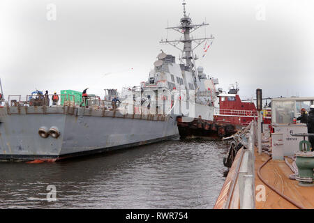 Ein schiffbauer an Bord der geführte Anti-raketen-Zerstörer USS Arleigh Burke (DDG51) wirft ein Liegeplatz in einem Trocken-Docking in Vorbereitung des Schiffes erweiterte Dry-Docking ausgewählte Eingeschränkte Verfügbarkeit (EDSRA) in Norfolk, Virginia, 5. März 2019. Mid-Atlantic regionale Maintenance Center (MARMC) ist die Aufsicht über die EDSRA, die General Dynamics NASSCO abgeschlossen wird - Norfolk. (U.S. Marine Foto von Hendrick L. Dickson). Stockfoto