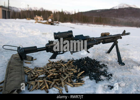 Armee Fallschirmjäger zu Blackfoot Unternehmen, 1.BATAILLON Infanterie Regiment, 501St Fallschirm, 4 Infantry Brigade Combat Team (Airborne), 25 Infanterie Division, U.S. Army Alaska, Durchführung M 240 L Maschinengewehr live-Fire Training an Grezelka, Joint Base Elmendorf-Richardson, Alaska, 4. März 2019. Verwendung der M249 Light Machine Gun und M 240 L Maschinengewehr, der spartanische Fallschirmjäger ihre Treffsicherheit Fähigkeiten, indem Sie mehrere Ziele in unterschiedlichen Entfernungen verfeinert. (U.S. Air Force Foto von Alejandro Peña) Stockfoto