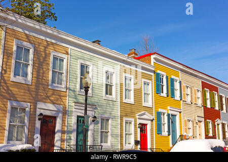 Wohnhäuser der Stadtteil Georgetown im Winter, Washington DC, USA. Zeile Reihenhäuser auf einem hellen Winter morgen nach Schneefall. Stockfoto