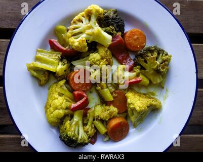 Gesunde Mahlzeit von Rühren gebraten und gemischtes Gemüse mit Curry Stockfoto