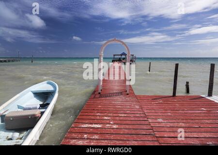 Wooden Boat Dock Pier tropisches Karibisches Meer Horizont über dem Wasser. Caye Caulker Island, berühmtes Reiseziel für Winterreisen im lateinamerikanischen Land Belize Stockfoto